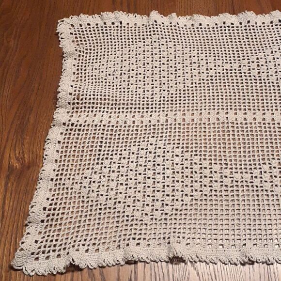 Hand crocheted ecru table runner rectangle with lace fringe. - Picture 2 of 6